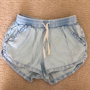 Light washed flowy Billabong shorts (small)